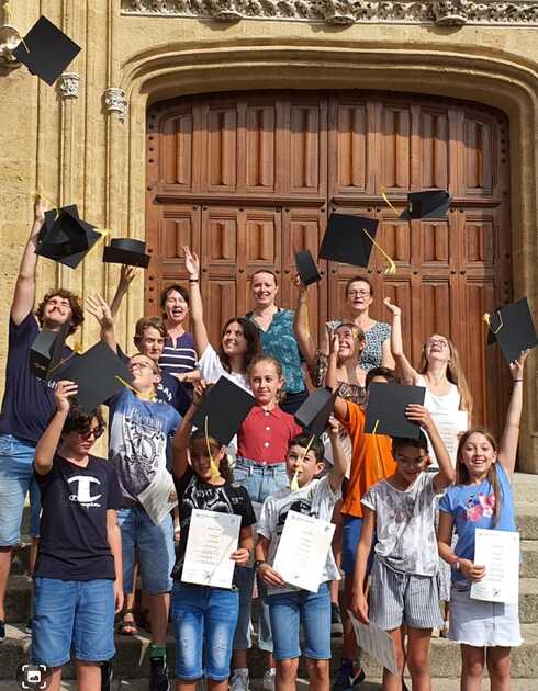 Élèves jetant leurs chapeaux - Célébration de diplôme Cambridge